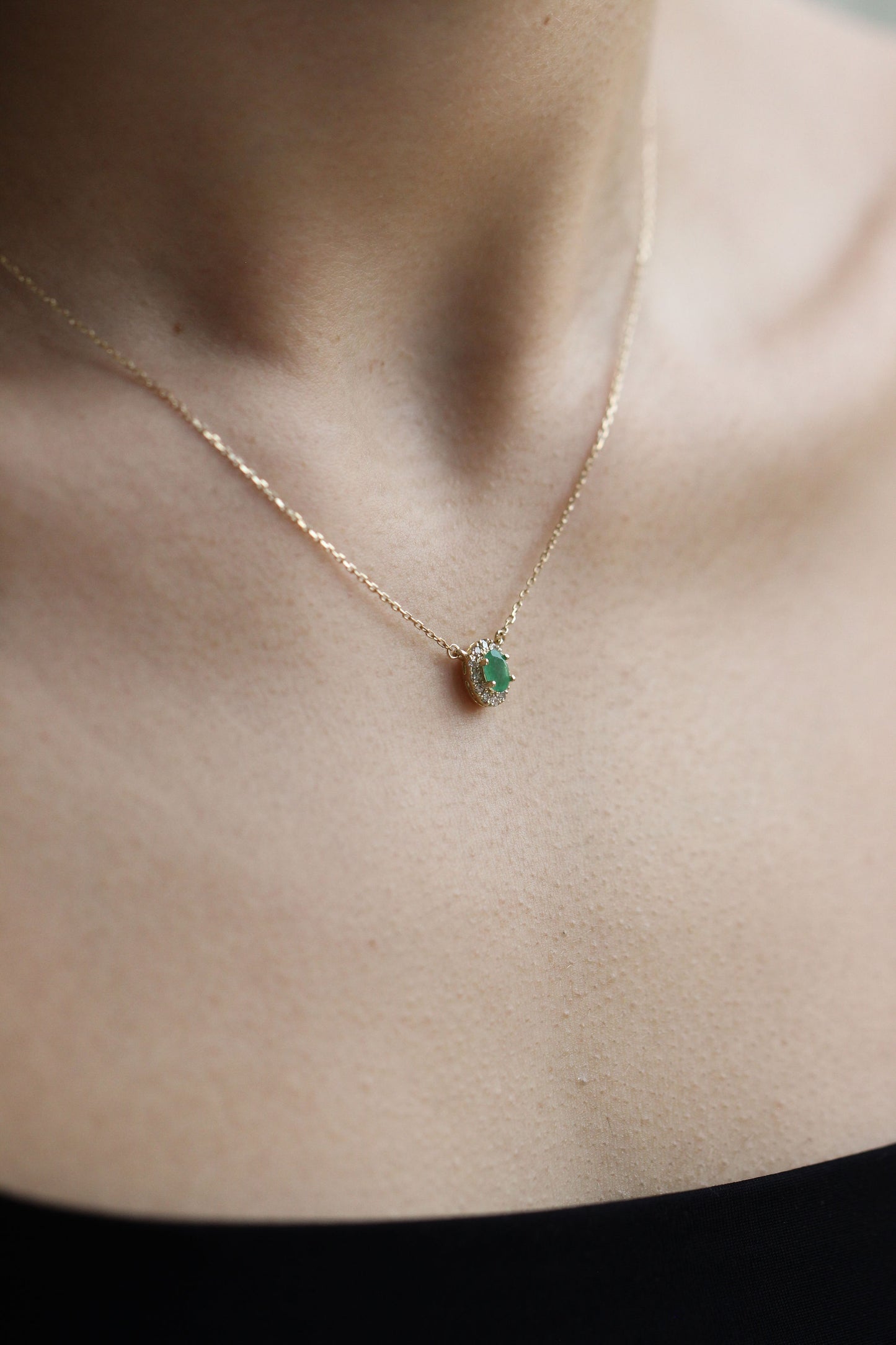 Dije Oval Piedras con Diamantes